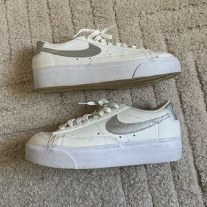 Nike Women's Sneakers White and Silver